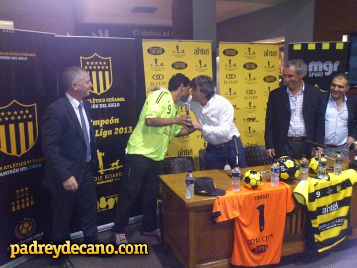 Peñarol presentó a su equipo de Fútbol Playa para el Mundialito