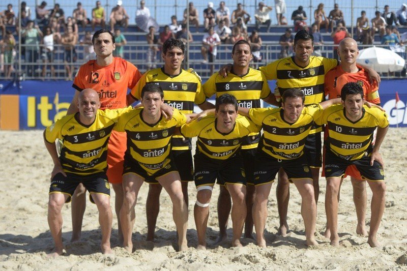 Peñarol presentó a su equipo de Fútbol Playa para el Mundialito