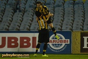 Forlan-Aguiar-IasaVsPeñarol (5)